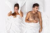 Väter-Gebote: Mann und Frau schlafen im Bett
