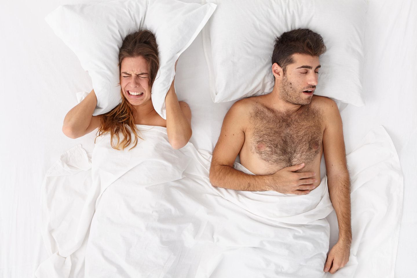 Väter-Gebote: Mann und Frau schlafen im Bett