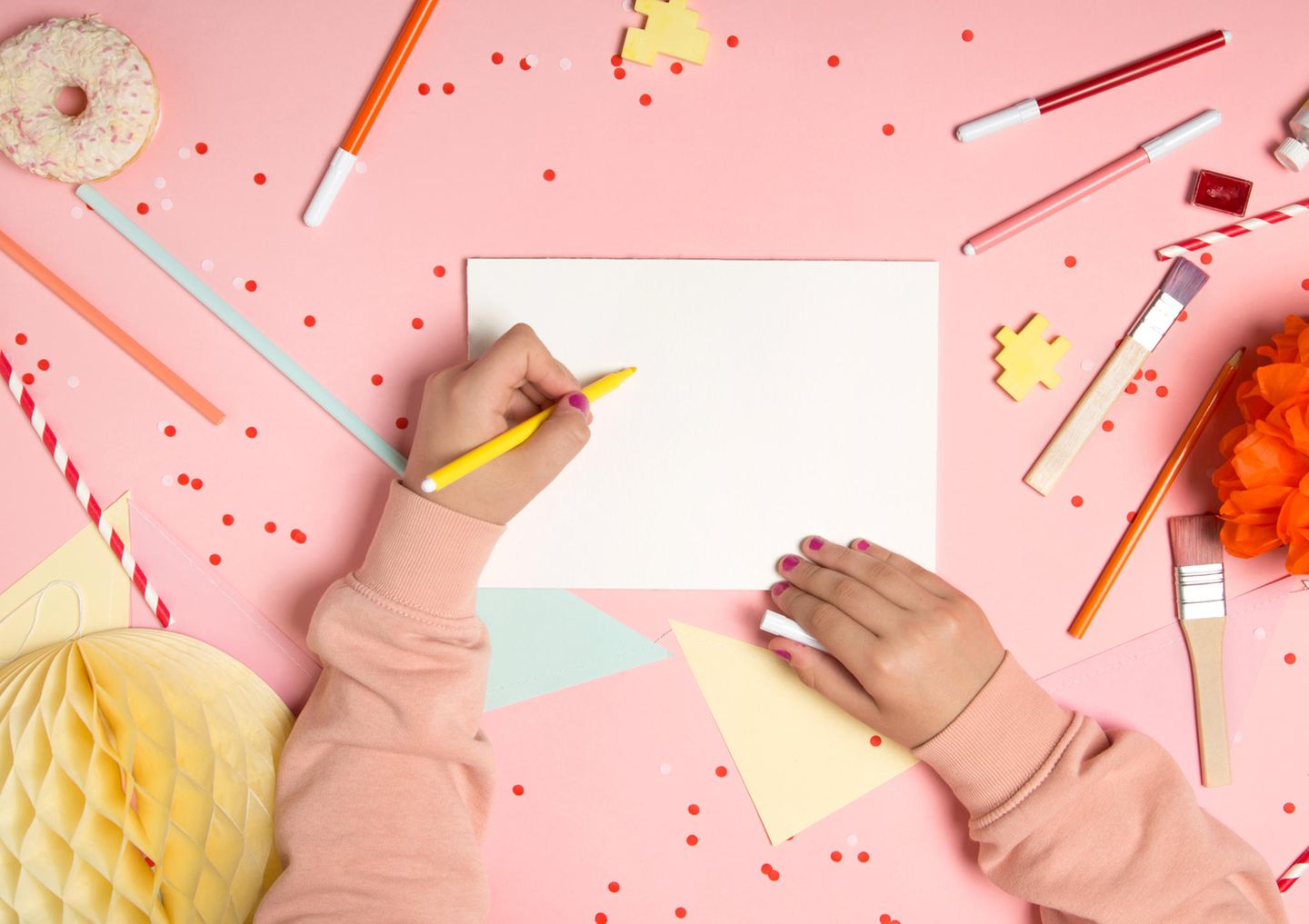 Kindergeburtstag: Kind schreibt Einladung