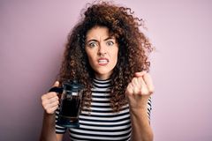 5 Anzeichen, dass du zu viel Kaffee trinkst: Frau mit French Press