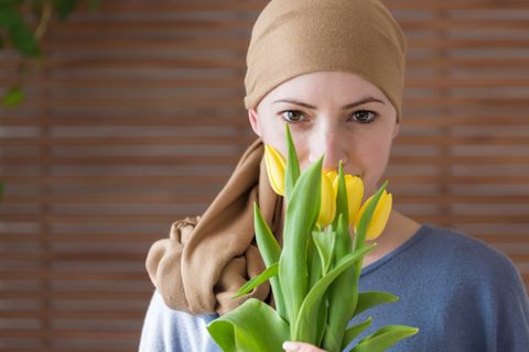 Todkranke Menschen erzählen: Krebskranke Frau mit Blumen