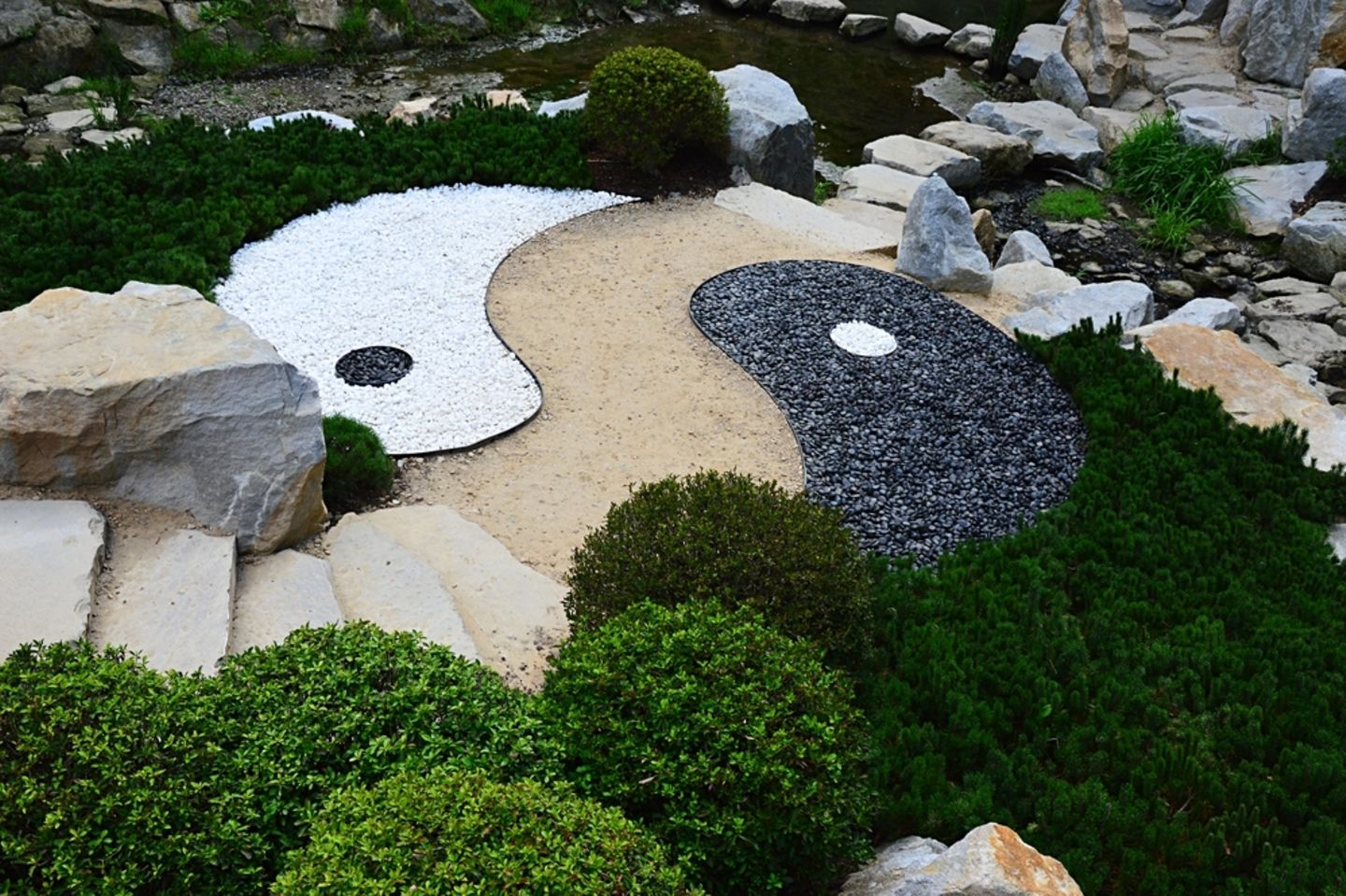 Feng Shui im Garten: Garten mit einem Yin Yang Symbol