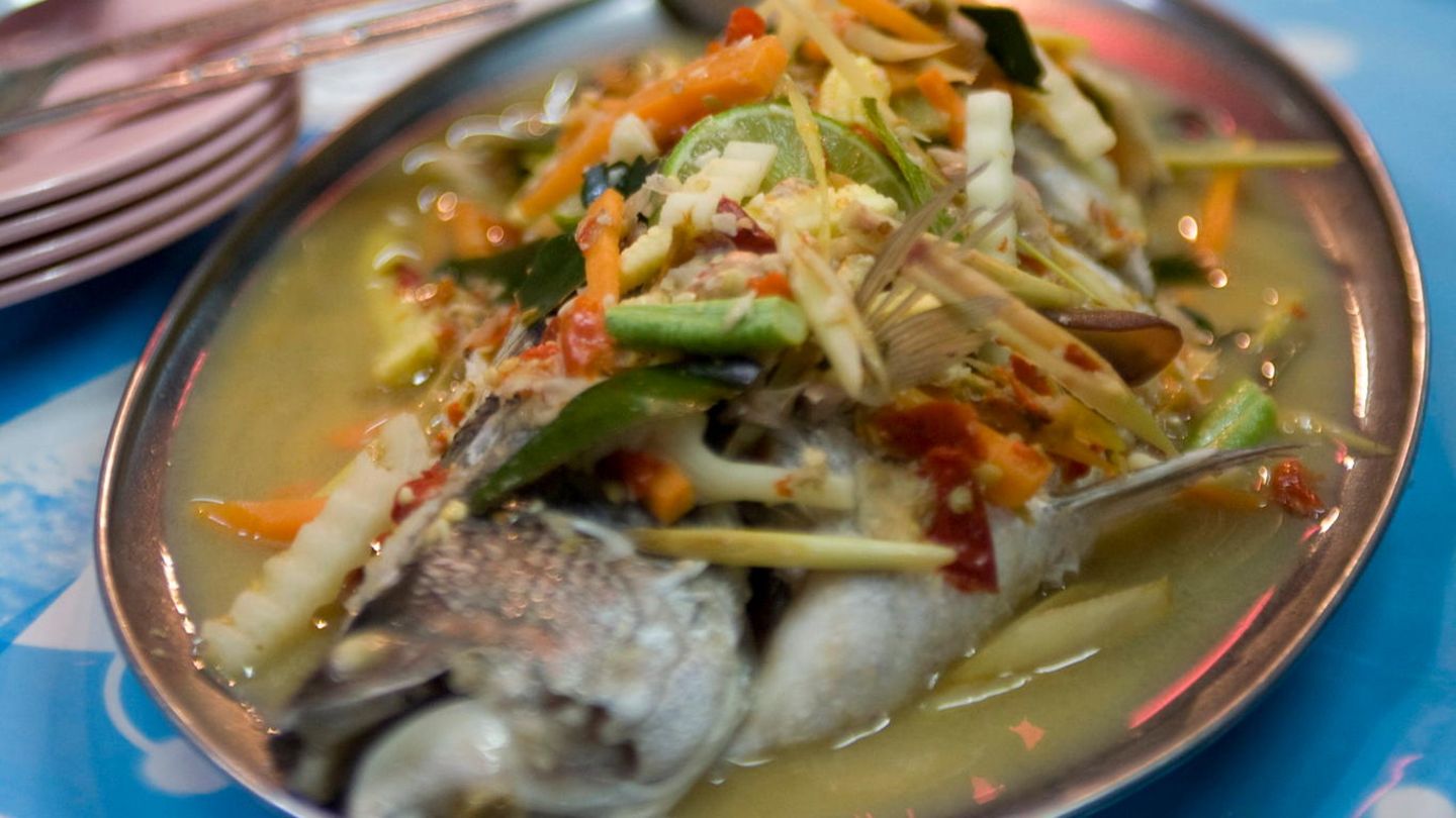 Gedämpfter Fisch mit Limette (Plaa Gapong) | BRIGITTE.de