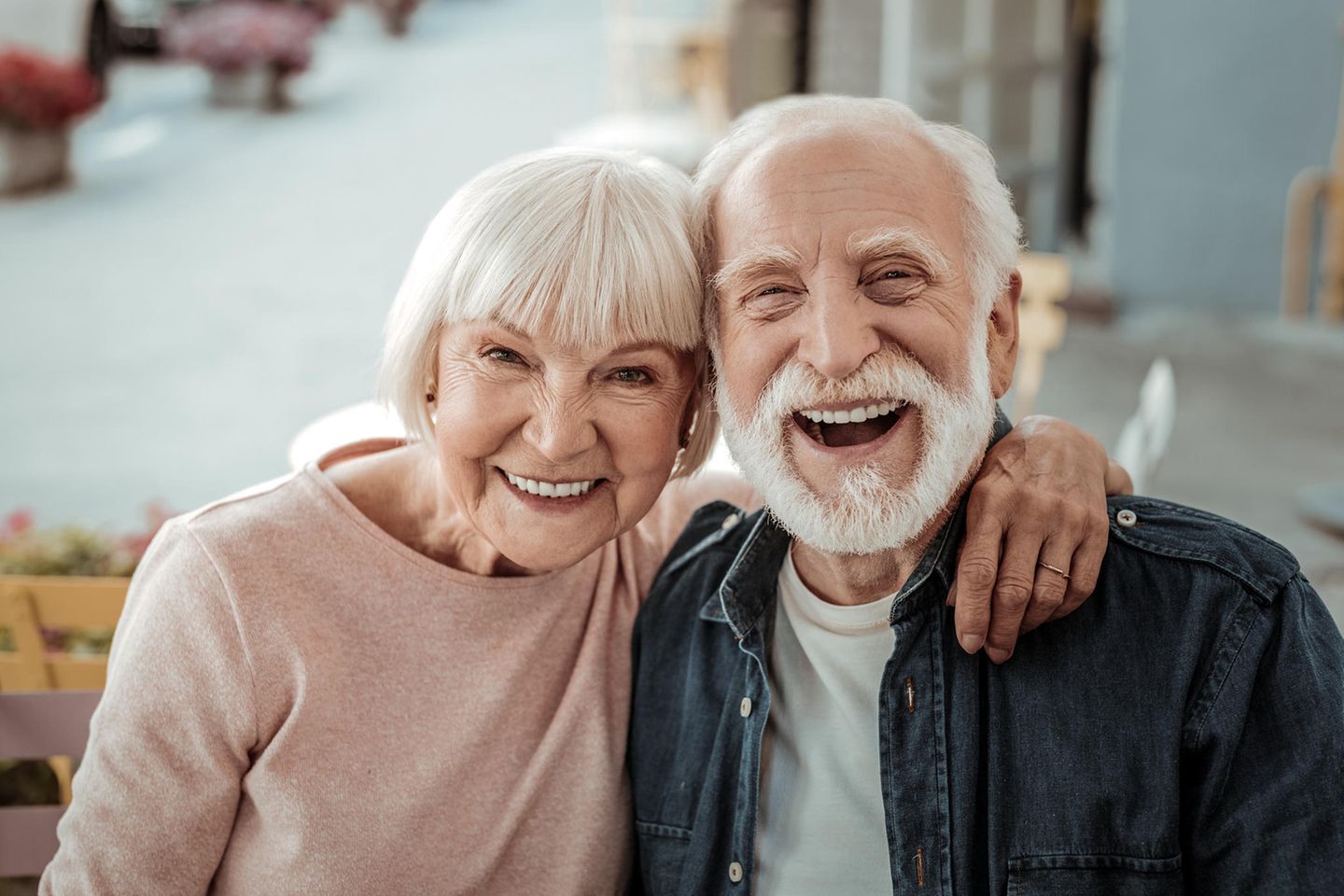 Wo leben die Menschen am längsten: Senioren-Paar lächelt