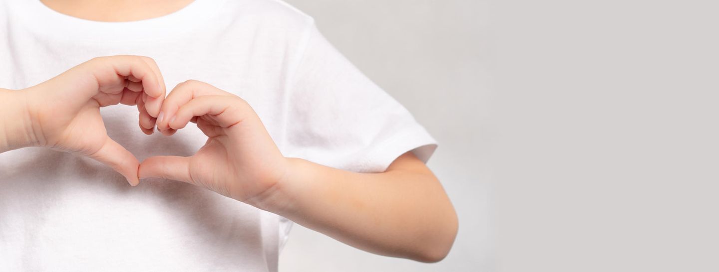 Kinderverhalten: kinderhände formen herz