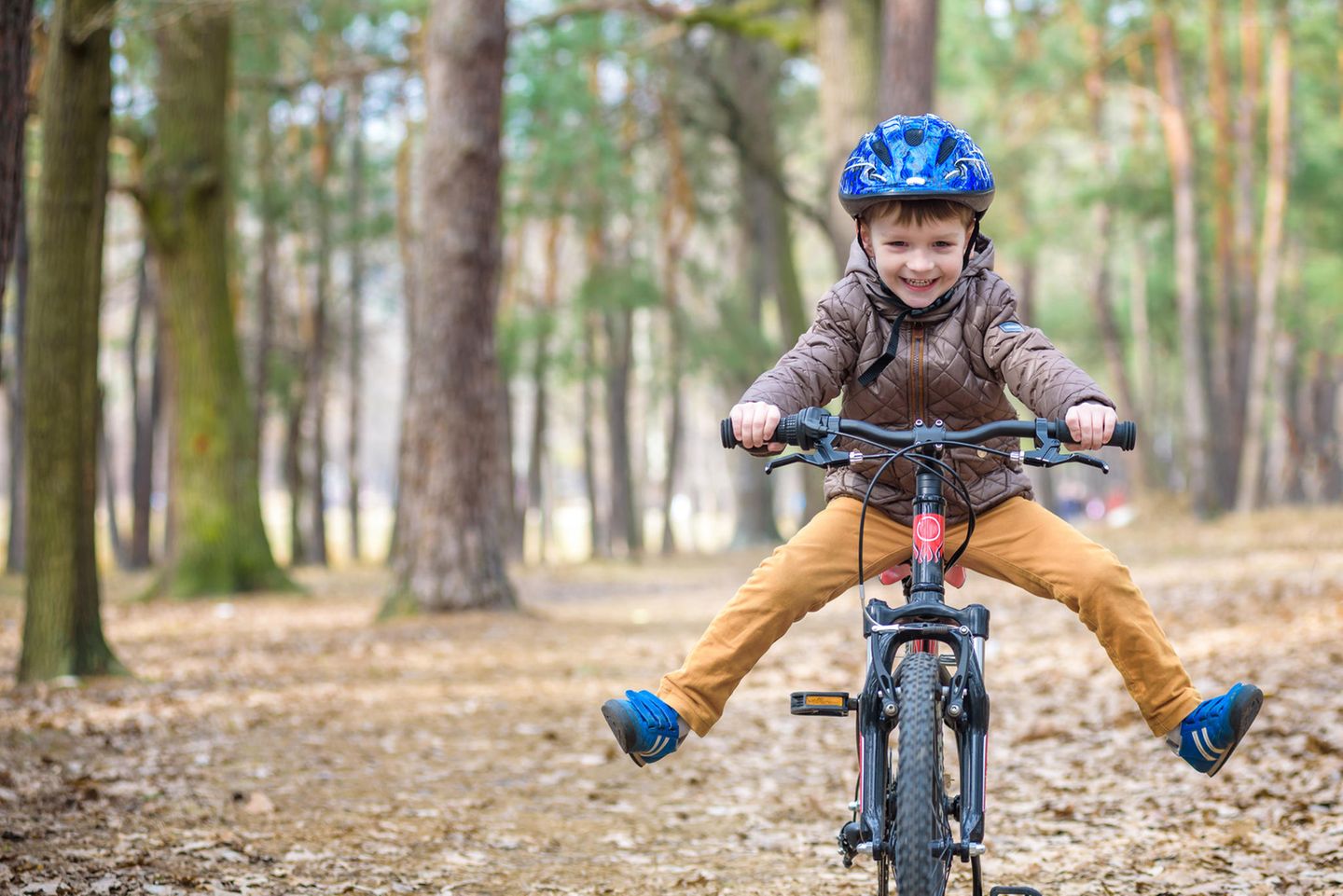 Kinderverhalten: Kind fährt auf Fahrrad