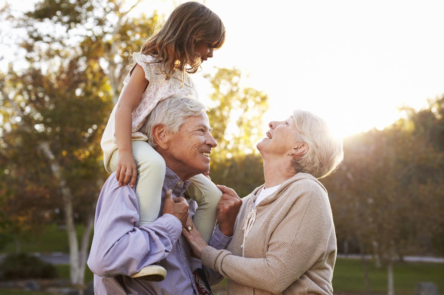 Großeltern: Oma und Opa spielen mit Enkelkind