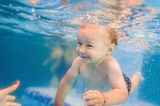 Großeltern: Baby schwimmt im Pool