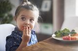 Großeltern: Kind isst Gemüse