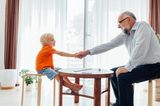 Großeltern:Kind gibt Opa die Hand