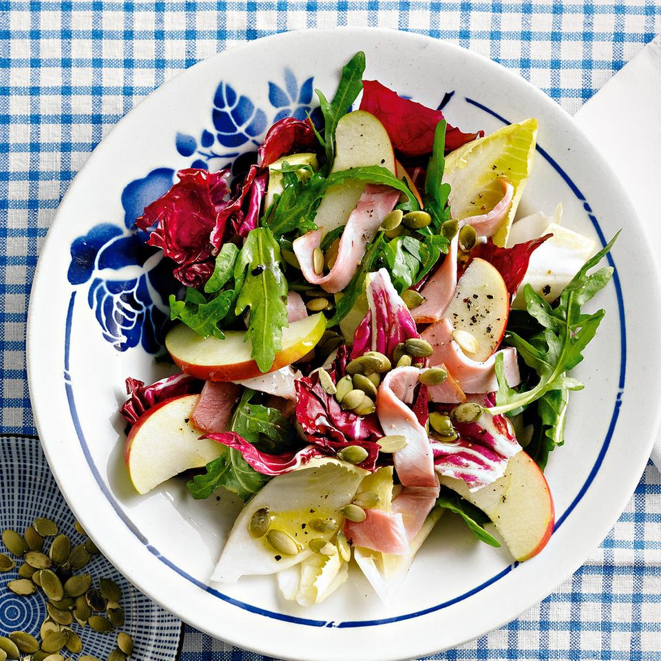 Gemischter Salat mit Apfel und Kasseler