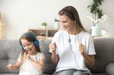 Familienleben: Mutter und Tochter hören zusammen Musik