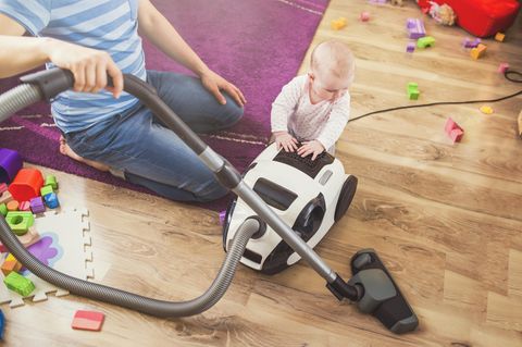 Hausmann: Father vacuuming with toddler "loading =" lazy