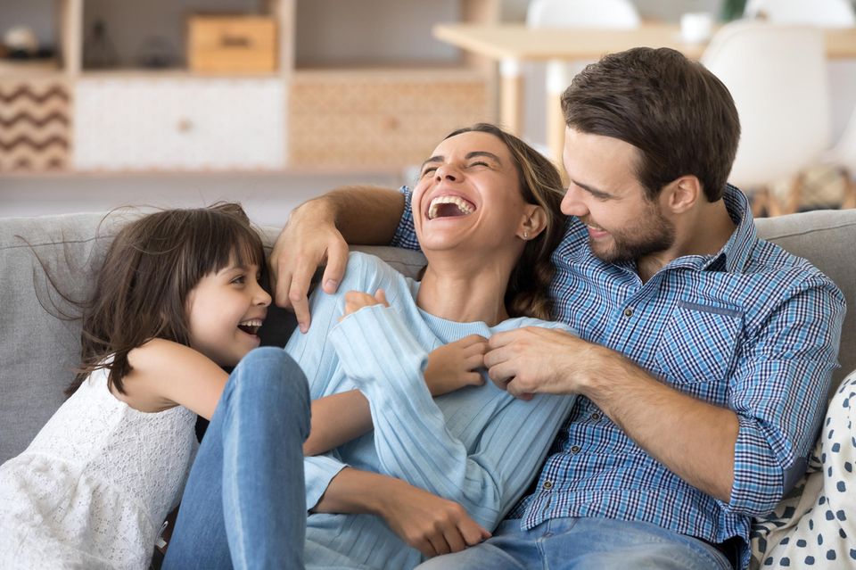 Familienleben: Familie sitzen zusammen auf dem Sofa