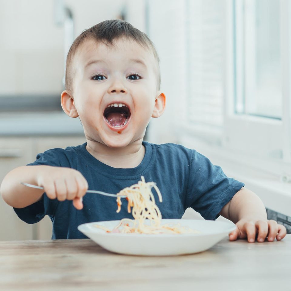 Kinderernährung: Kleiner Junge isst Spaghetti