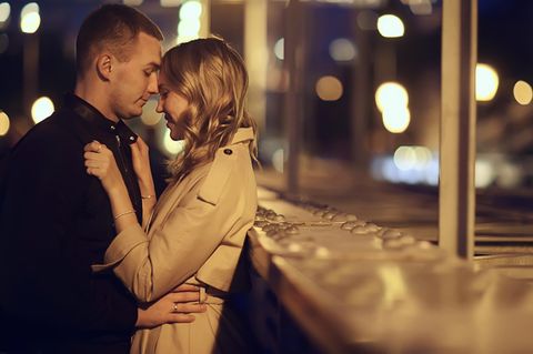 Slow Dating: Ein Pärchen steht sich gegenüber, kurz vor dem Kuss
