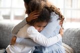 Familienleben: Mutter tröstet ihre Tochter