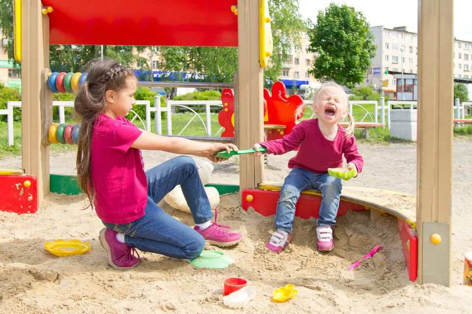 Familienleben: Kinder streiten sich im Sandkasten