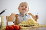 Gemeinsame Zeit: Junge isst Spaghetti