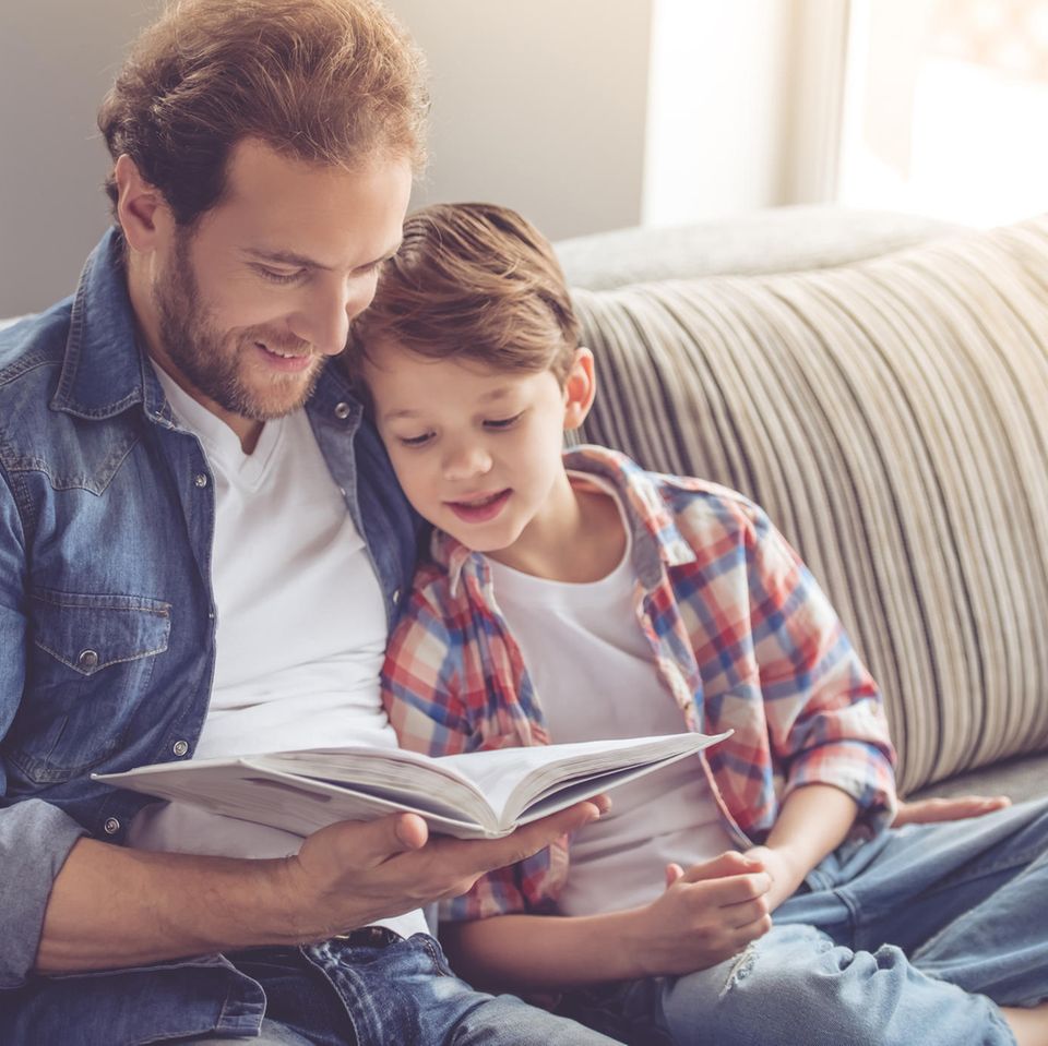 Erziehung: Vater liest Sohn vor