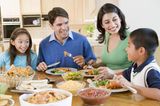 Erziehung: Familie beim gemeinsamen Essen