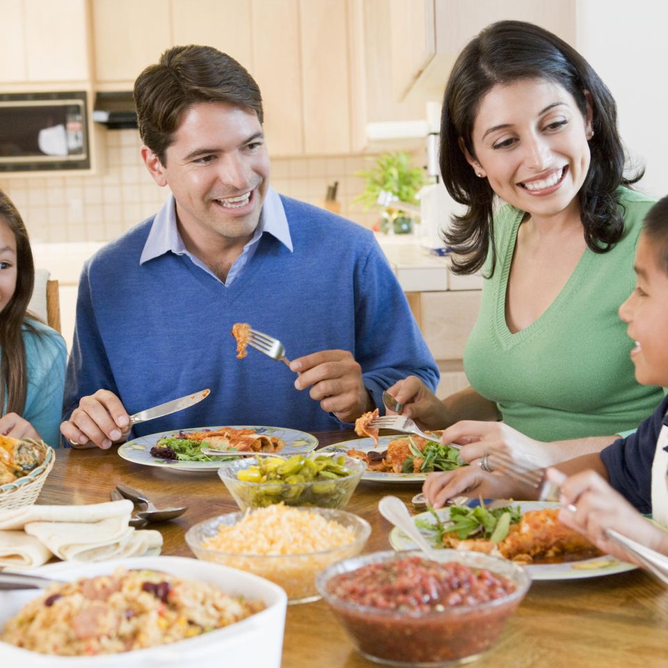 Erziehung: Familie beim gemeinsamen Essen