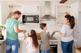 Erziehung: Familie räumt zusammen das Geschirr ein