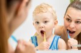 Erziehung: Mutter und Sohn putzen gemeinsam Zähne