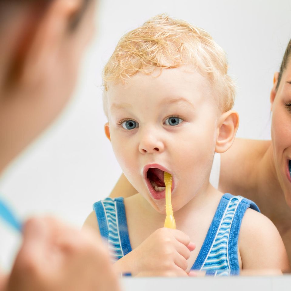 Erziehung: Mutter und Sohn putzen gemeinsam Zähne