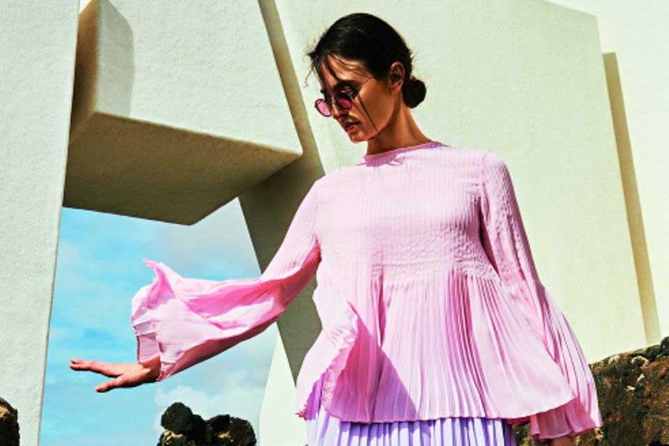 Pastel colored fashion: top with pleated skirt "loading =" lazy