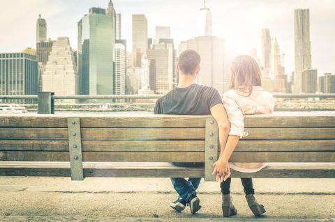 Honestcouple: Ein Paar sitzt nebeneinander auf einer Bank