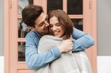 Weniger Worte, mehr Kitzeleinheiten: Mann und Frau umarmen einander vertraut