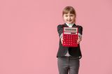 Günstig lernen: Mädchen mit Taschenrechner