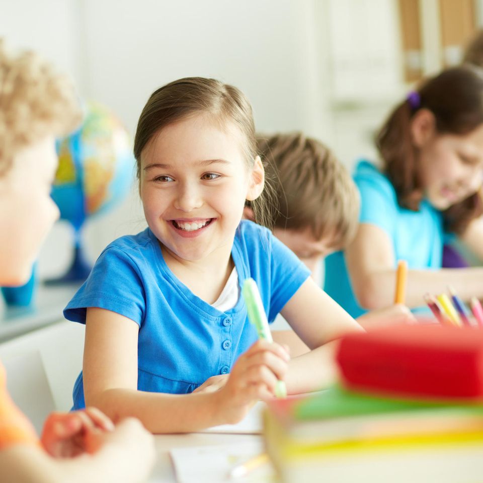 Günstig lernen: Schulkinder im Klassenraum