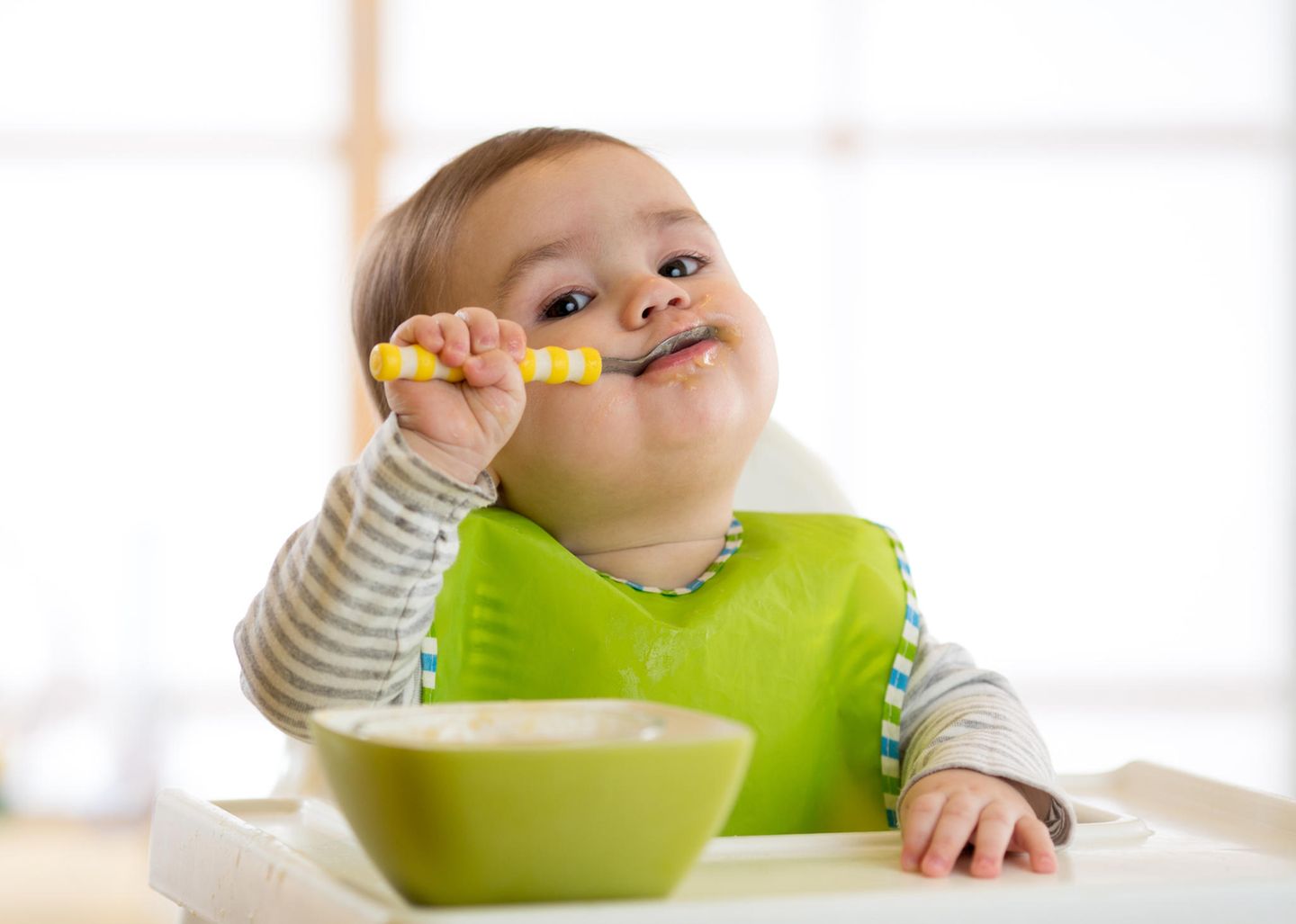 Elternzeit: Baby isst Frühstück