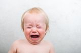 Elternzeit: Kleinkind weint