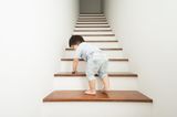 Elternzeit: Kind läuft Treppe hoch