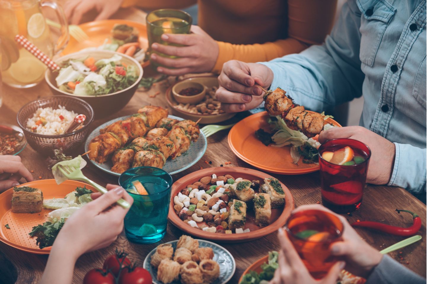Portionsgrößen in der Übersicht: Gedeckter Tisch mit Essen