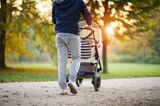 Elternzeit: Vater schiebt Kinderwagen