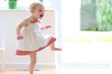 Elternzeit: Kleines Kind tanzt