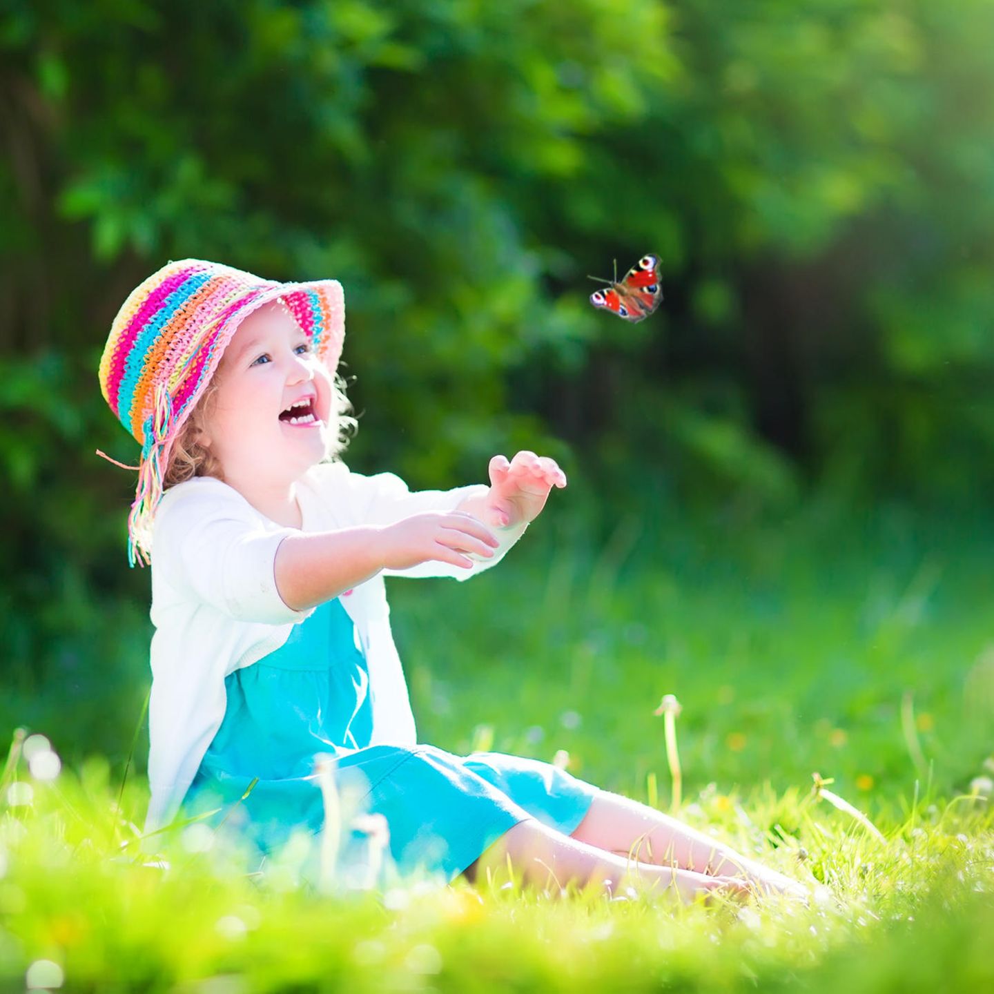 Elternzeit: Kind spielt mit Schmetterling
