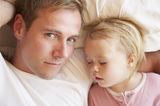 Elternzeit: Tochter und Vater schlafen ein