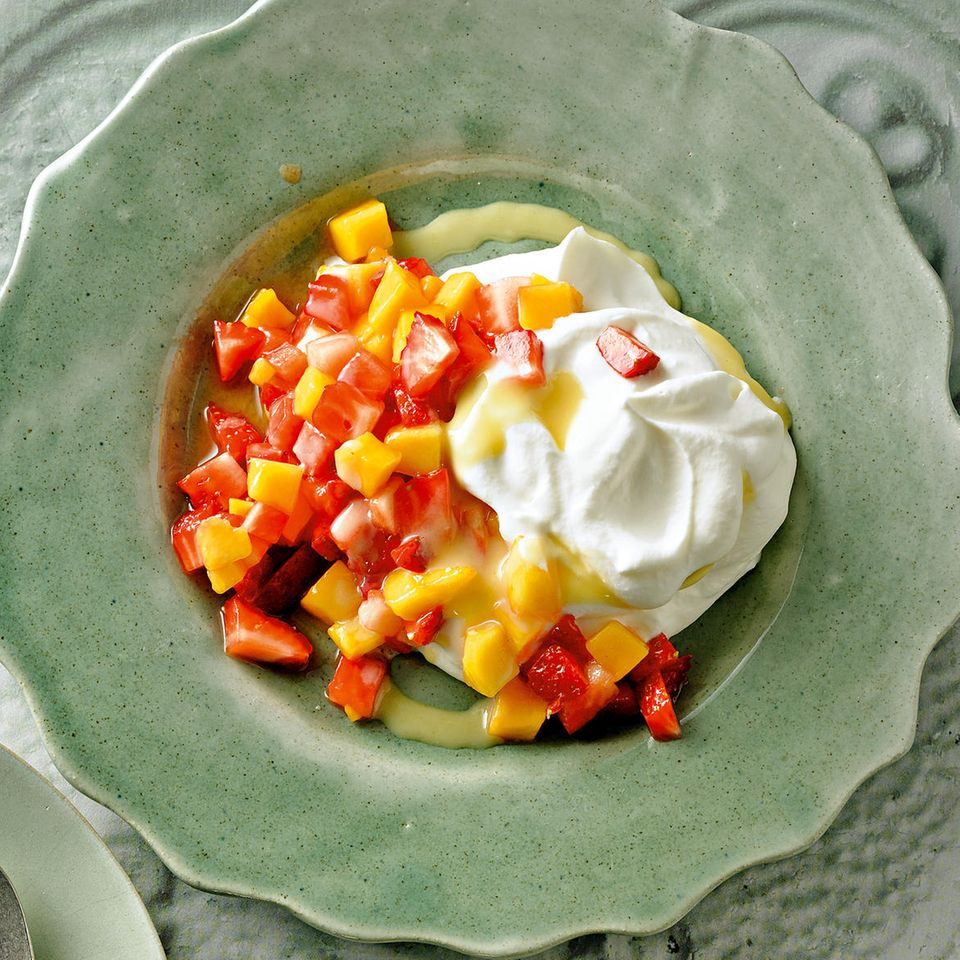 Erdbeer-Mango-Salat mit Eierlikor-Sahne
