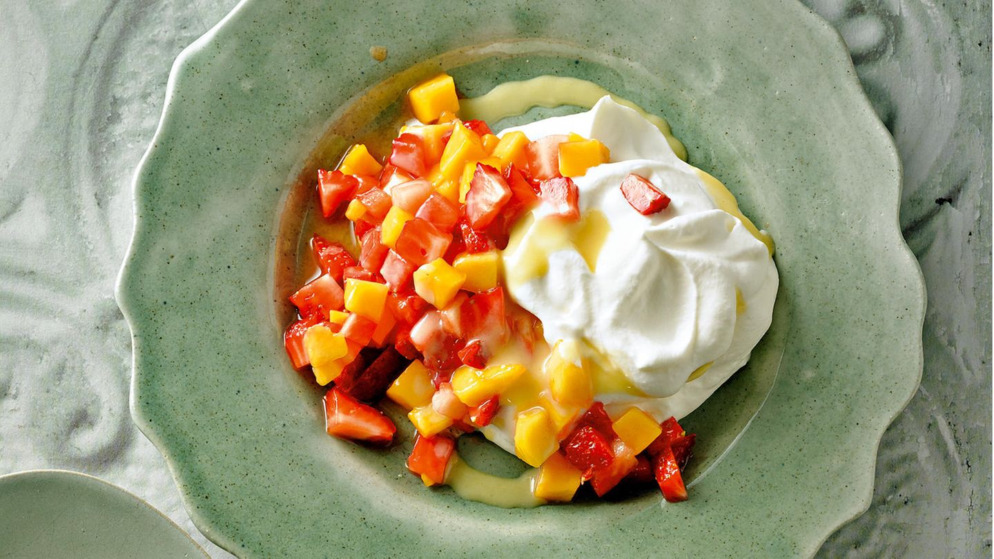 Erdbeer-Mango-Salat mit Eierlikor-Sahne | BRIGITTE.de
