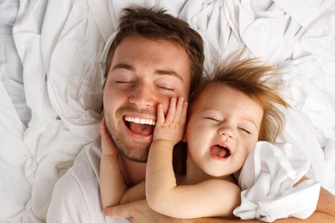 Elternzeit: Vater kuschelt mit seiner Tochter