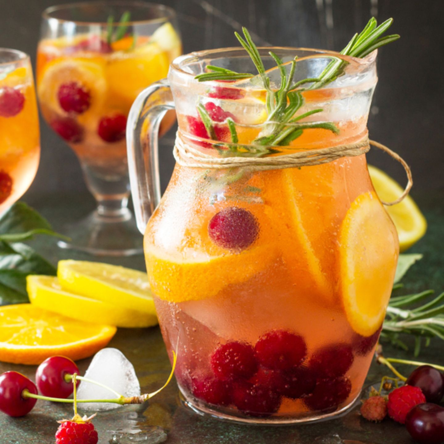 Weiße Sangria mit Himbeeren
