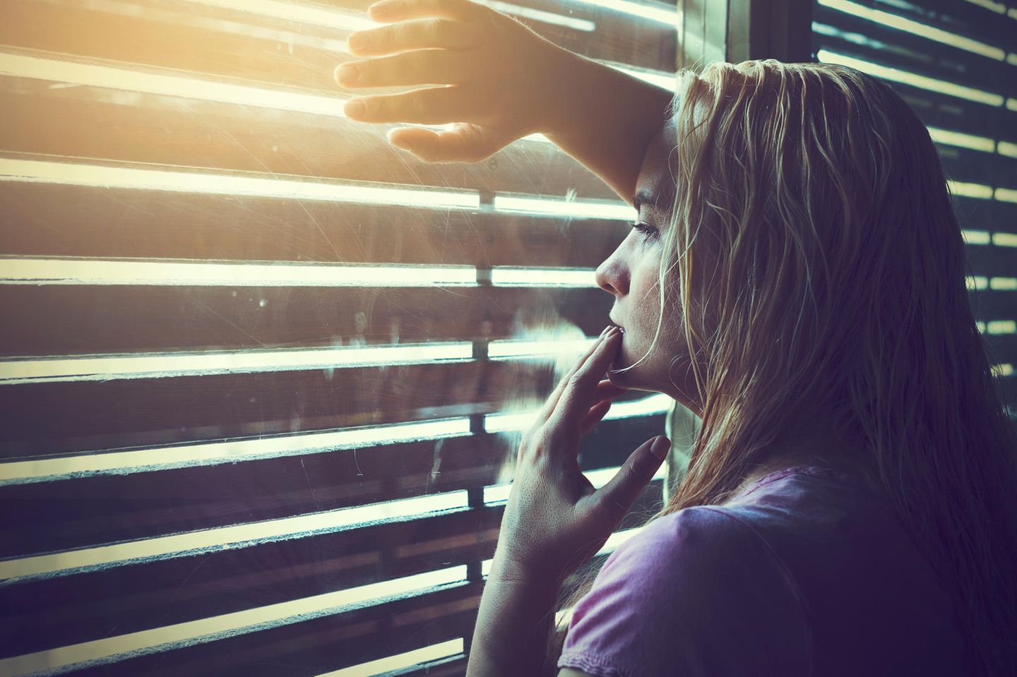 Entropie: Eine Frau steht am Fenster und denkt nach