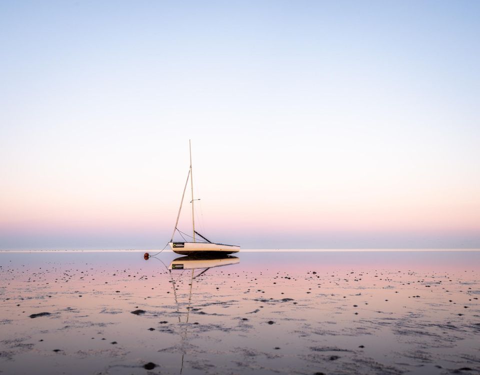 Weltreise durch Deutschland Segelboot bei Ebbe am Strand
