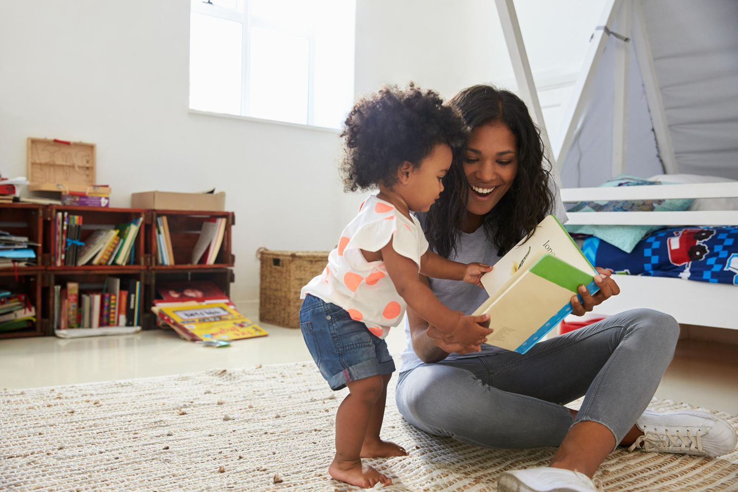 Muttersein: Mutter und Baby lesen ein Buch