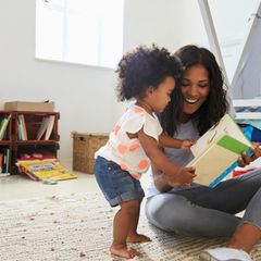Muttersein: Mutter und Baby lesen ein Buch